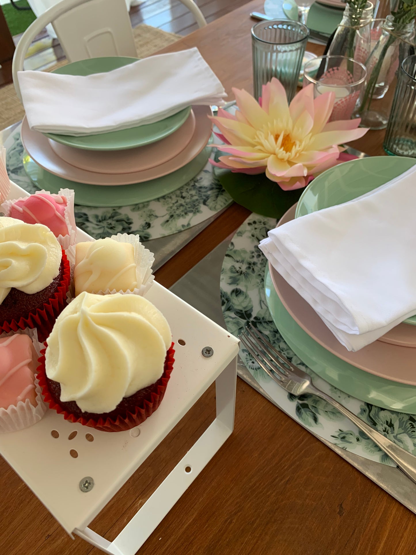 Placemats - Round Green & White Floral